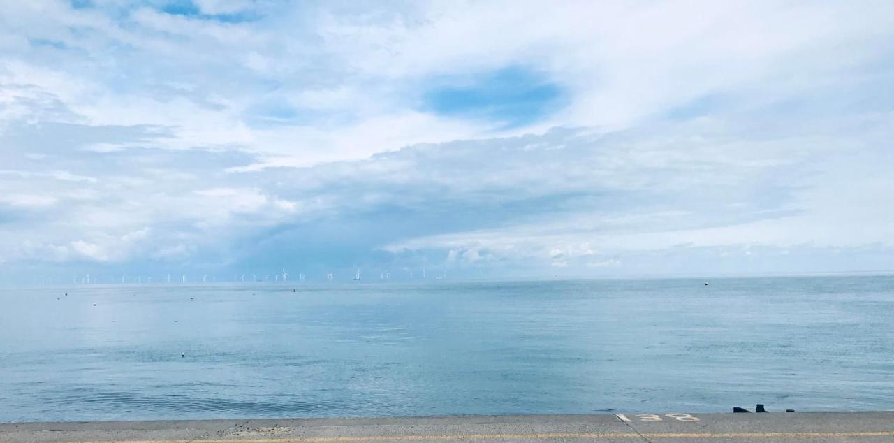 Beautiful Beachfront Retreat With A Stunning Sea View For The Ultimate Escape Away From The Busy World Below Herne Bay Esterno foto