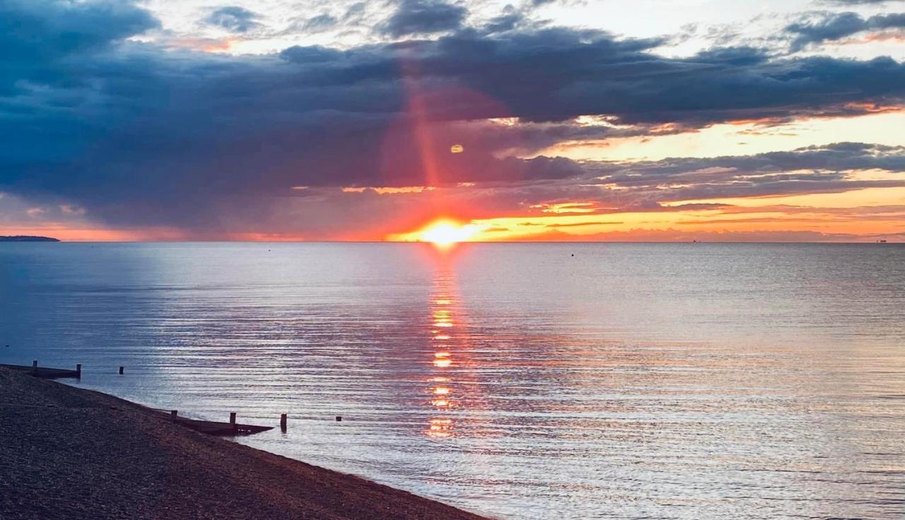 Beautiful Beachfront Retreat With A Stunning Sea View For The Ultimate Escape Away From The Busy World Below Herne Bay Esterno foto