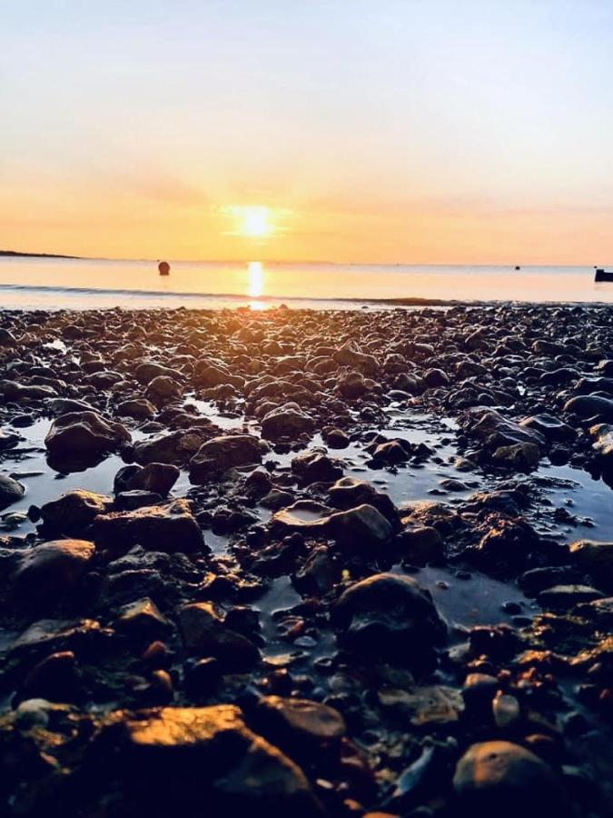 Beautiful Beachfront Retreat With A Stunning Sea View For The Ultimate Escape Away From The Busy World Below Herne Bay Esterno foto