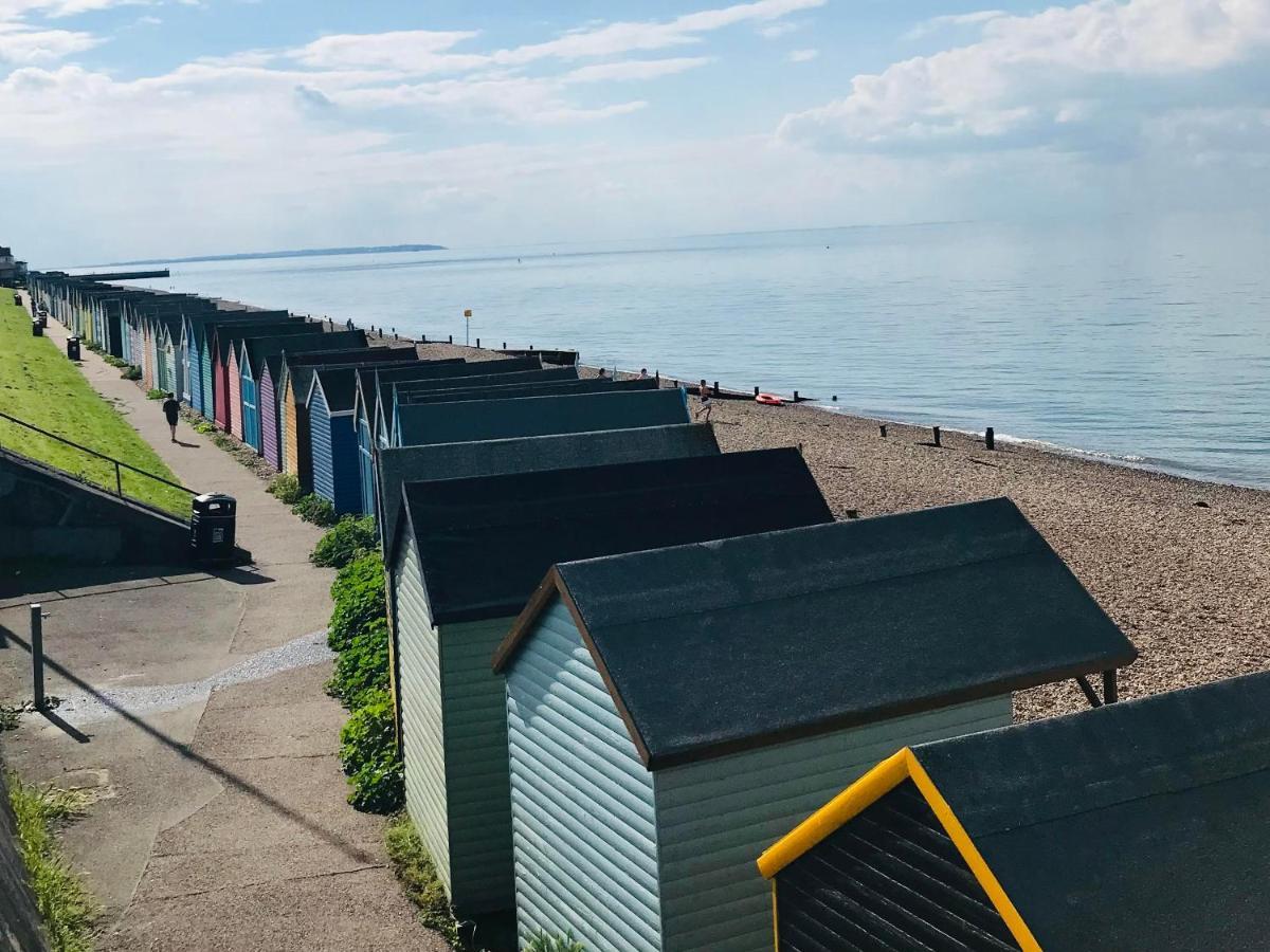 Beautiful Beachfront Retreat With A Stunning Sea View For The Ultimate Escape Away From The Busy World Below Herne Bay Esterno foto