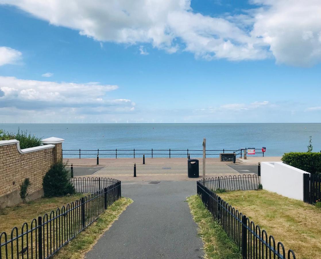 Beautiful Beachfront Retreat With A Stunning Sea View For The Ultimate Escape Away From The Busy World Below Herne Bay Esterno foto