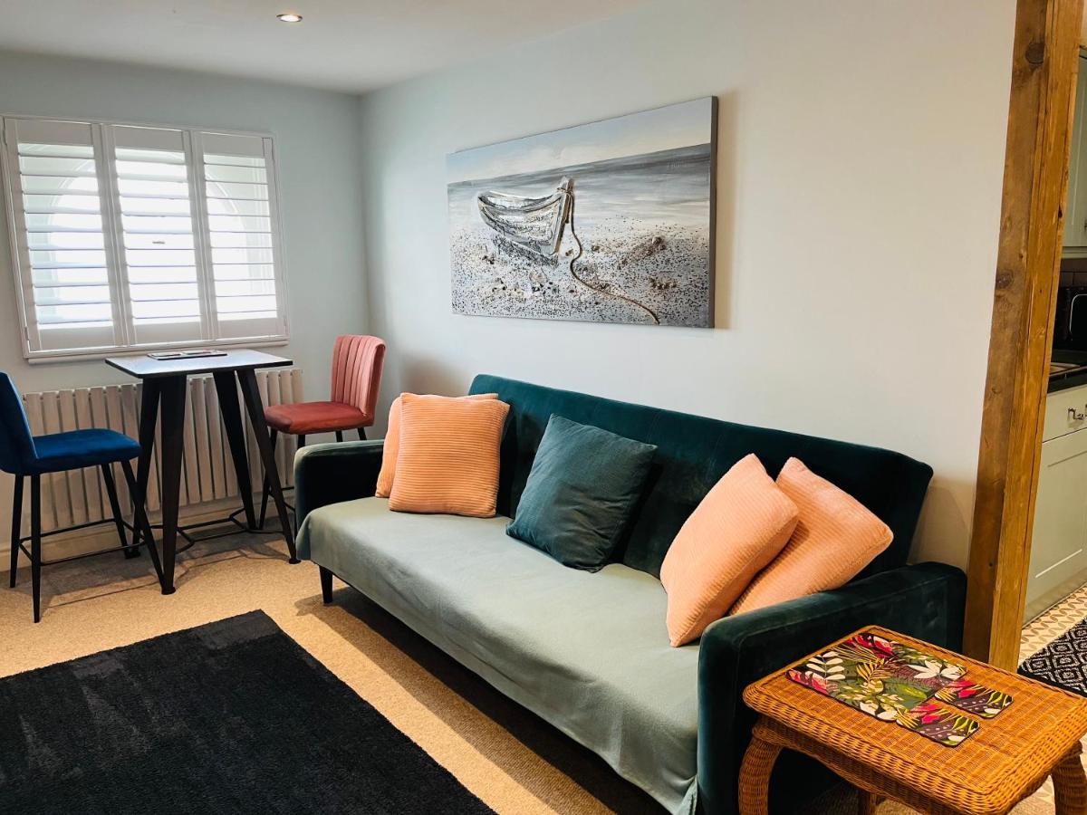 Beautiful Beachfront Retreat With A Stunning Sea View For The Ultimate Escape Away From The Busy World Below Herne Bay Esterno foto