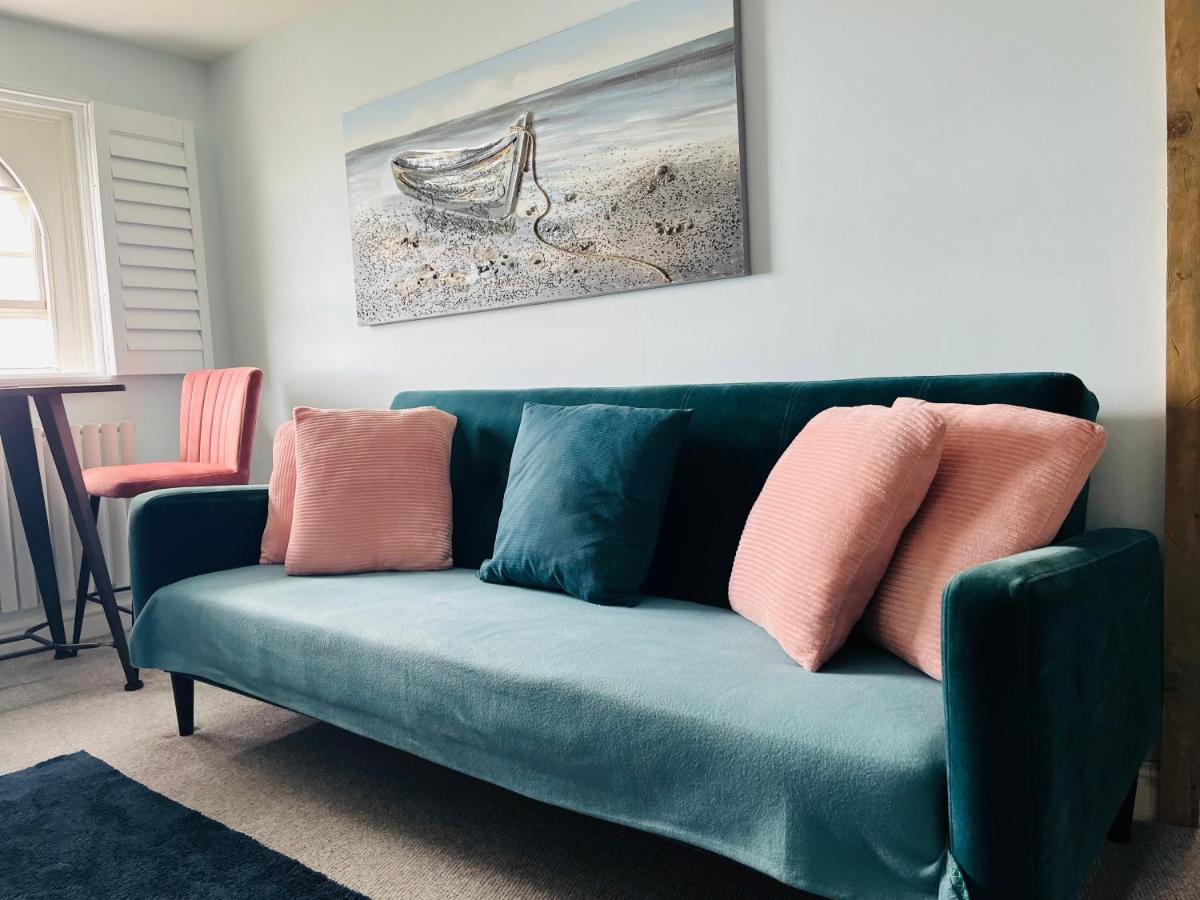 Beautiful Beachfront Retreat With A Stunning Sea View For The Ultimate Escape Away From The Busy World Below Herne Bay Esterno foto