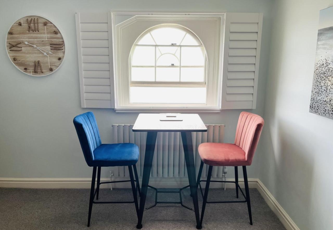 Beautiful Beachfront Retreat With A Stunning Sea View For The Ultimate Escape Away From The Busy World Below Herne Bay Esterno foto