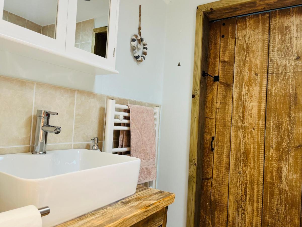 Beautiful Beachfront Retreat With A Stunning Sea View For The Ultimate Escape Away From The Busy World Below Herne Bay Esterno foto