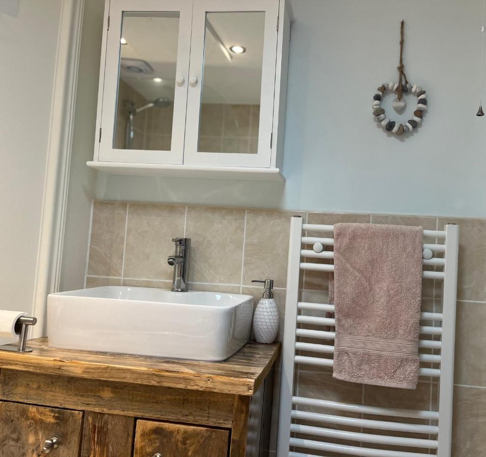 Beautiful Beachfront Retreat With A Stunning Sea View For The Ultimate Escape Away From The Busy World Below Herne Bay Esterno foto